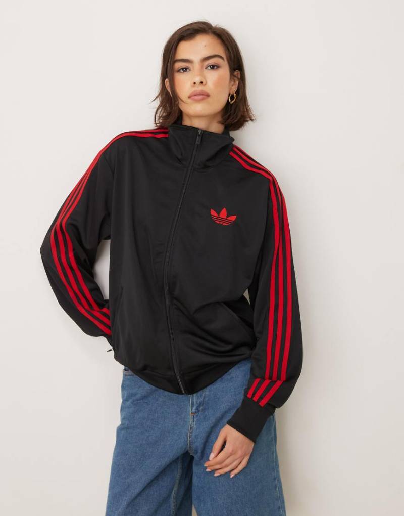 adidas Originals - Firebird - Locker geschnittenes Trainingsoberteil in Schwarz und Rot adidas Originals - Firebird - Locker geschnittenes Trainingsoberteil in Schwarz und Rot von adidas Originals