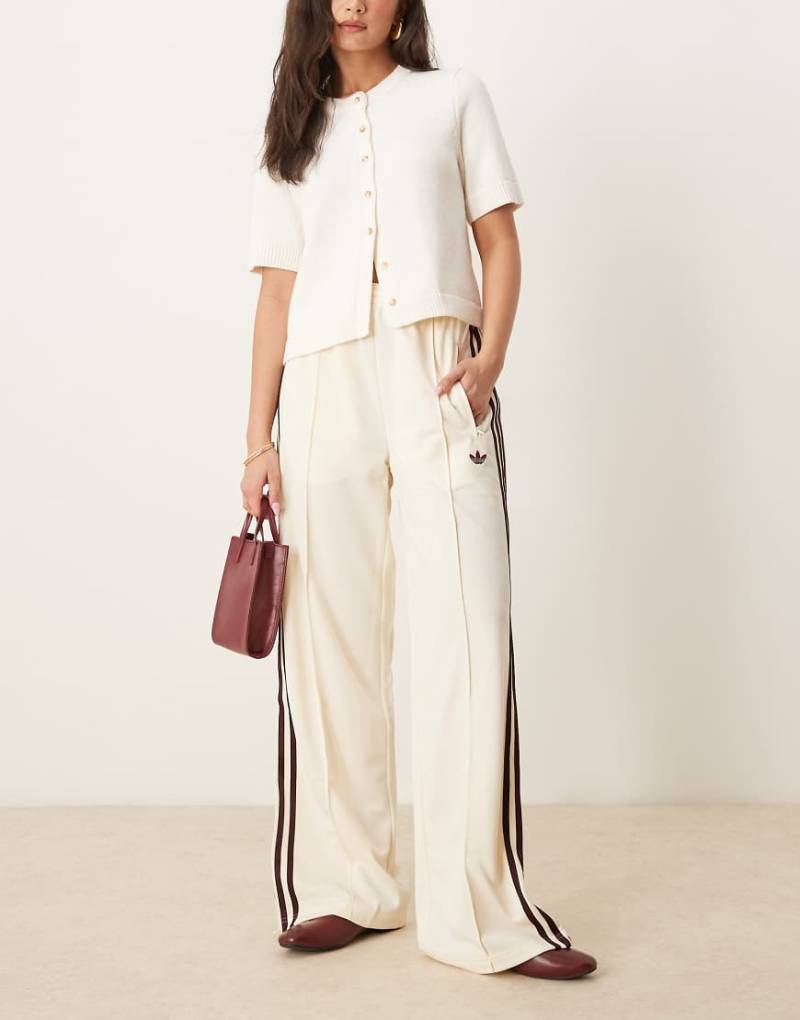 adidas Originals - Firebird - Locker sitzende Trainingshose in Cremeweiß und Burgunderrot von adidas Originals