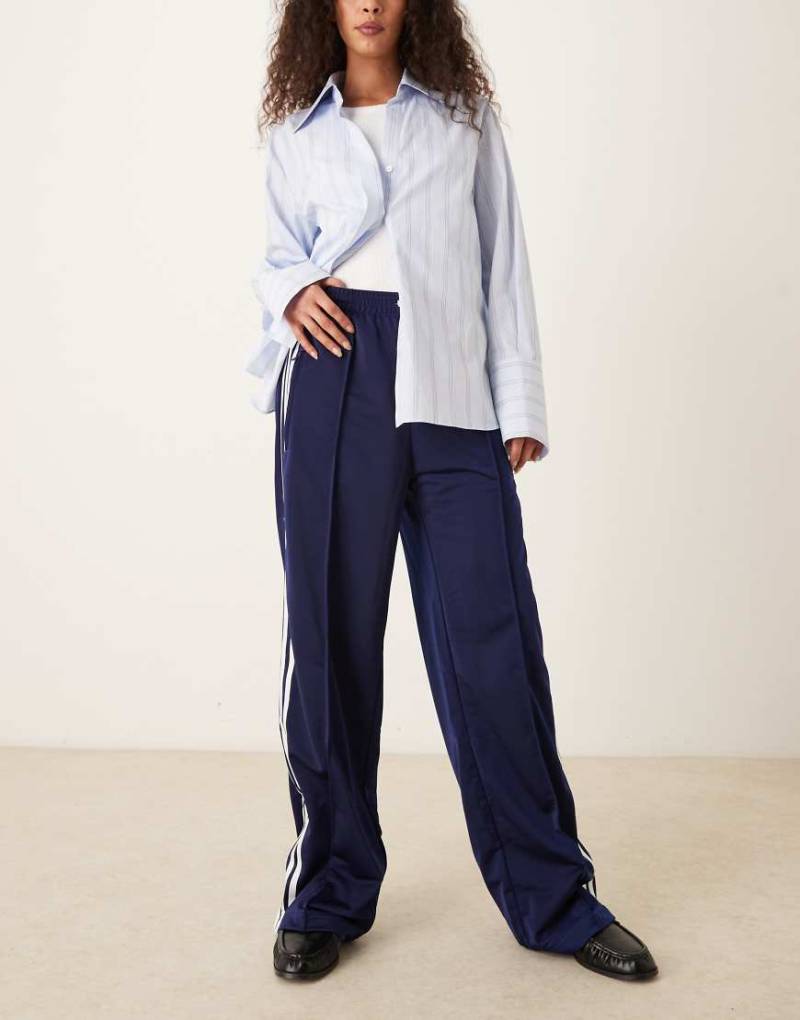 adidas Originals - Firebird - Locker sitzende Trainingshose in Marineblau von adidas Originals