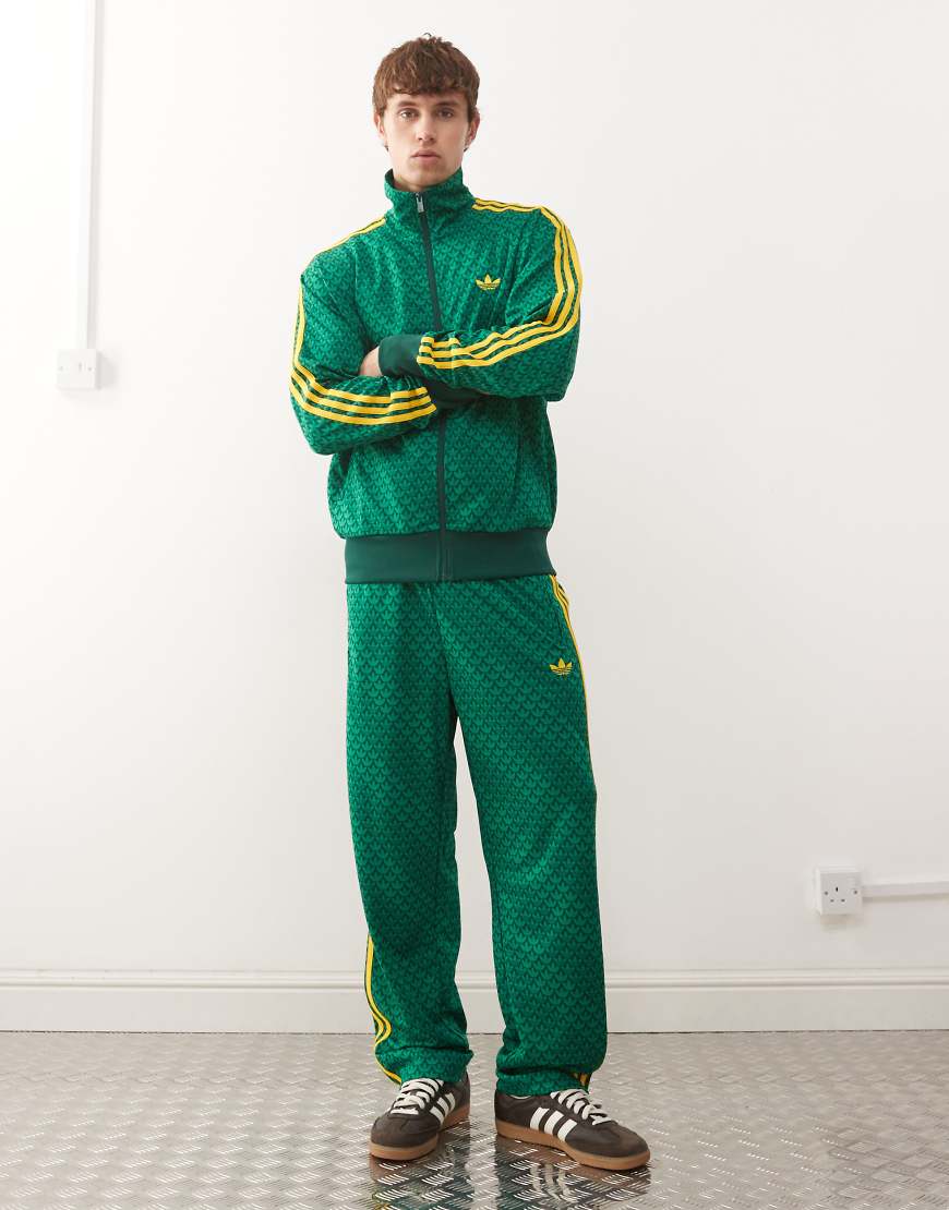 adidas Originals - Firebird - Lockere Trainingshose in Collegiate Grün mit Monogramm-Muster von adidas Originals