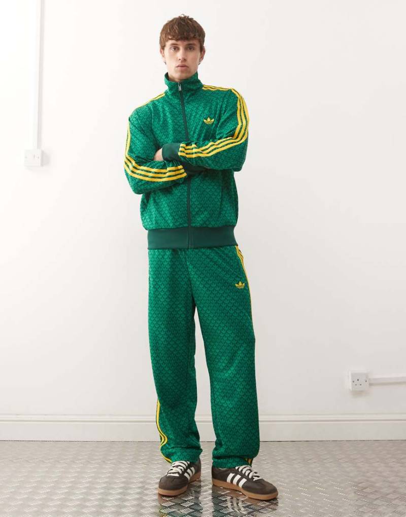 adidas Originals - Firebird - Lockere Trainingshose in Collegiate Grün mit Monogramm-Muster von adidas Originals