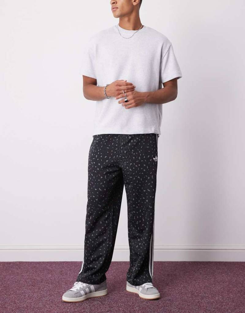 adidas Originals - Firebird - Locker geschnittene Trainingshose in Schwarz mit Leopardenmuster von adidas Originals