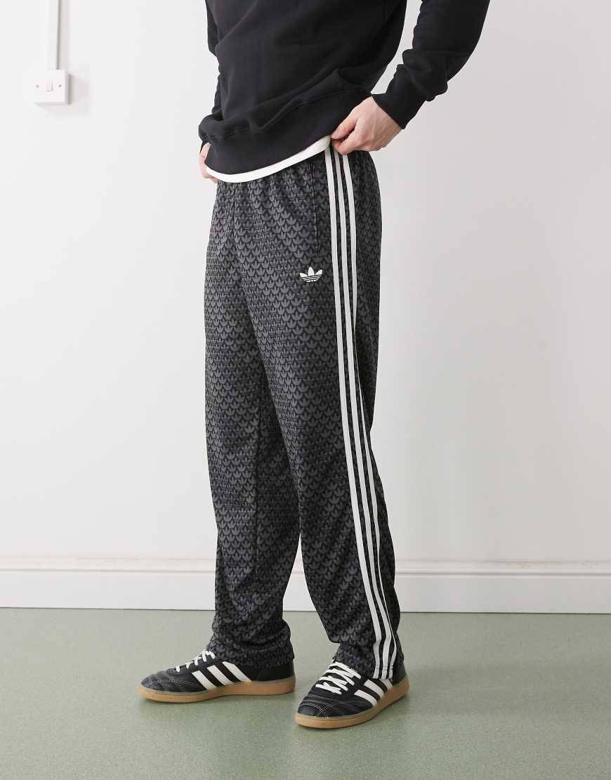 adidas Originals - Firebird - Loose-Fit-Trainingshose in Schwarz mit Monogramm-Muster von adidas Originals
