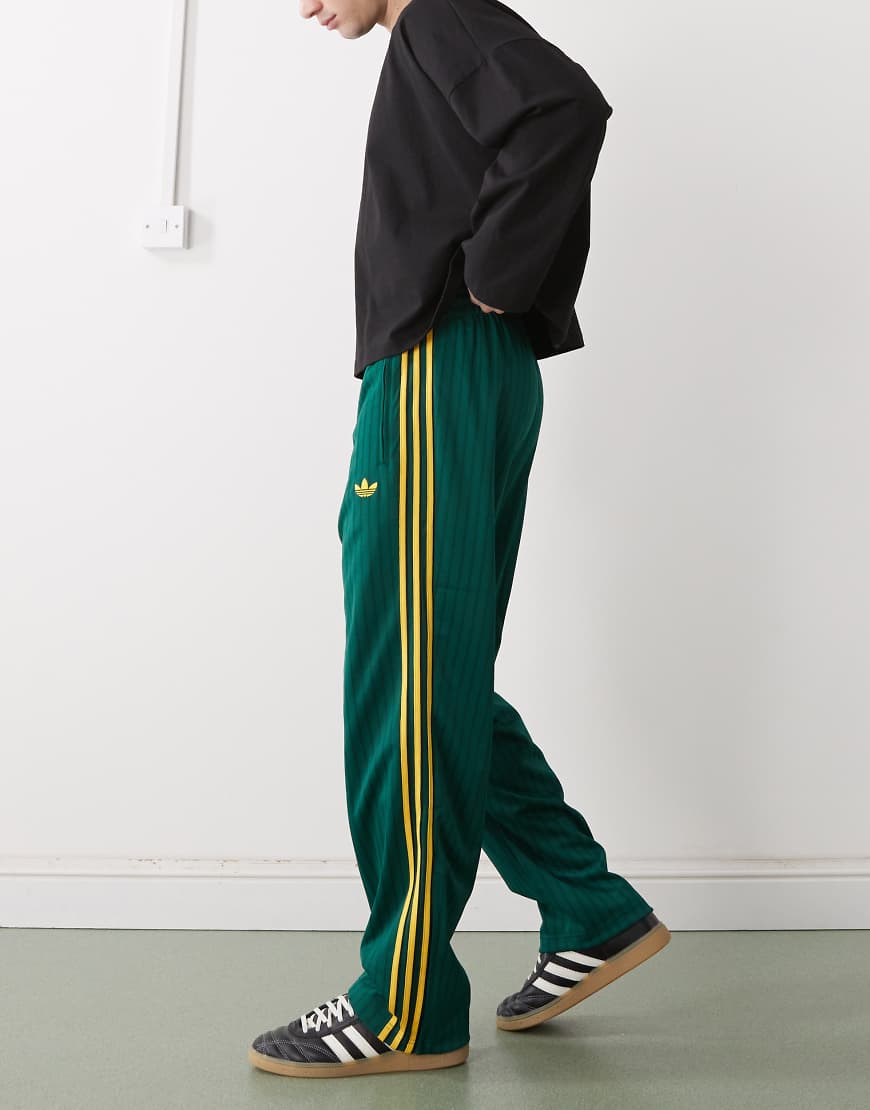 adidas Originals - Firebird Loose - Locker sitzende Trainingshose in Collegiate Grün mit Nadelstreifen von adidas Originals