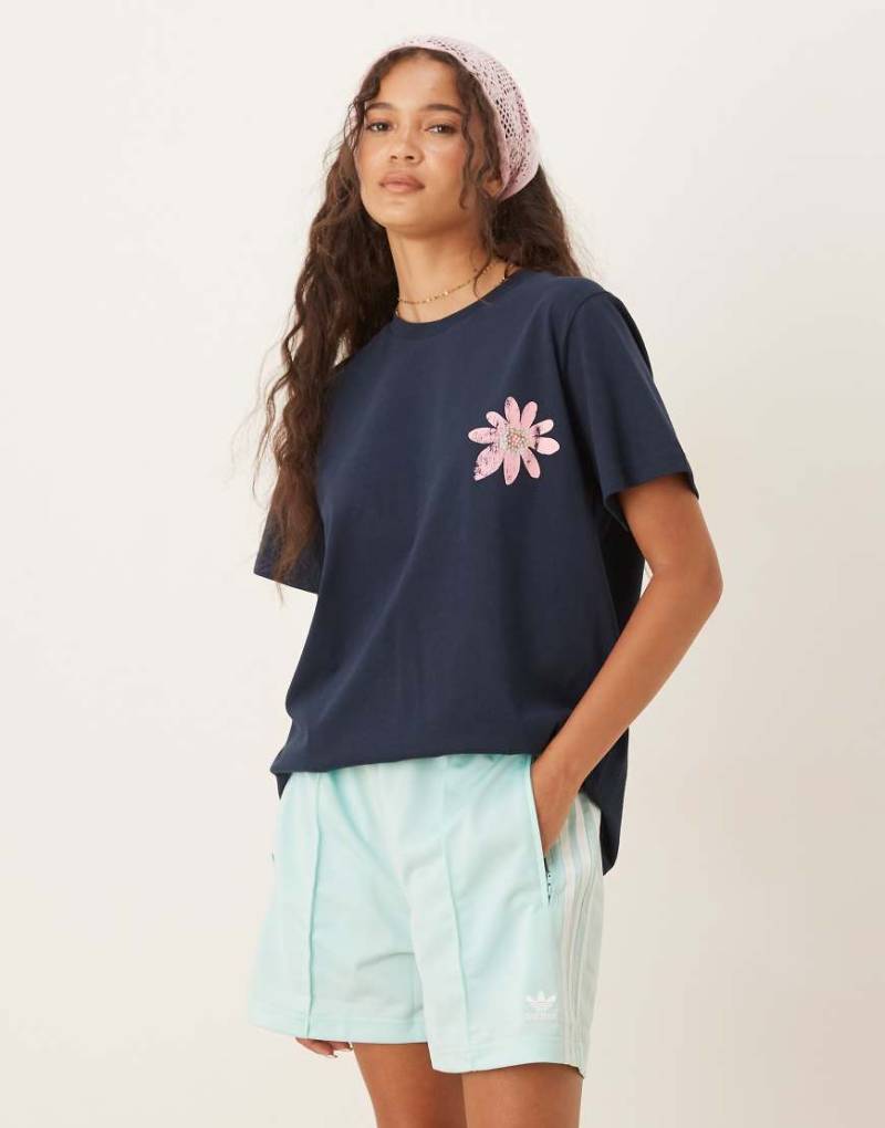 adidas Originals - Firebird - Shorts in Blau adidas Originals - Firebird - Shorts in Blau von adidas Originals