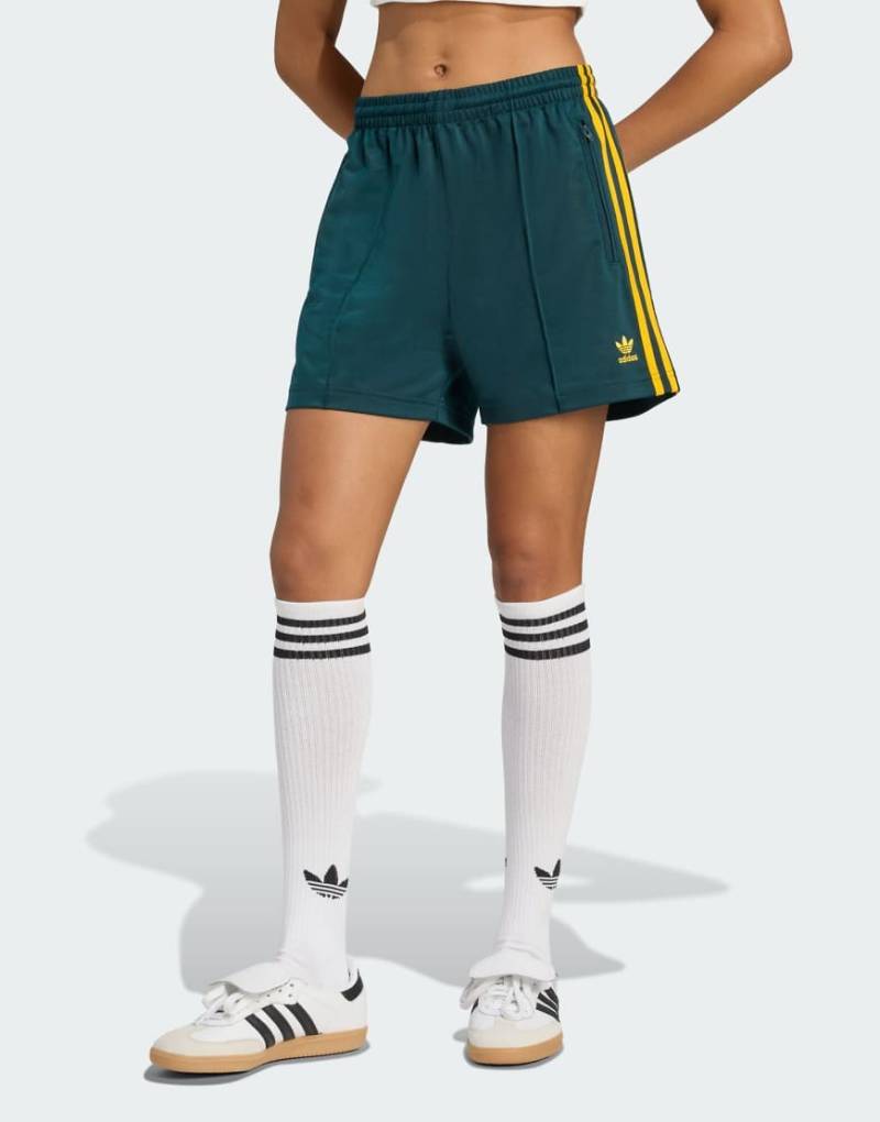 adidas Originals - Firebird - Shorts in Grün und Gelb von adidas Originals