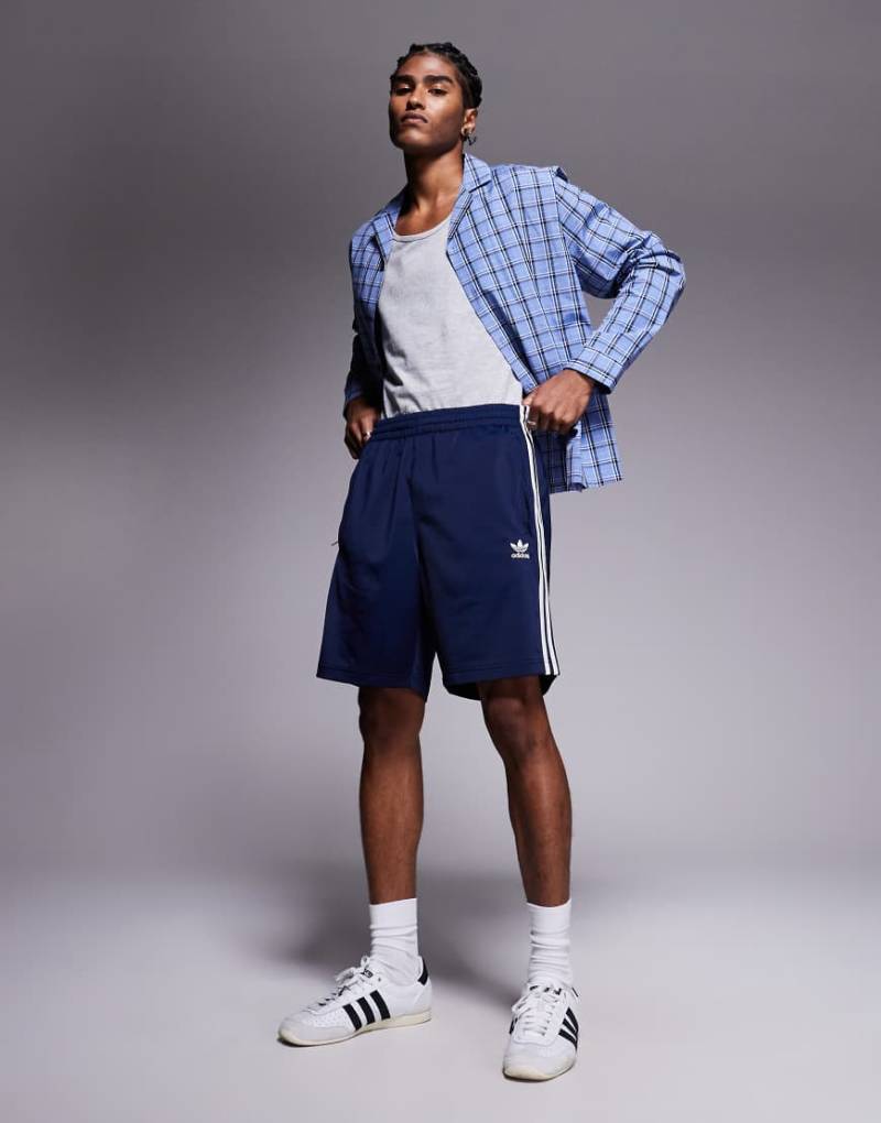 adidas Originals - Firebird - Shorts in Marineblau und Weiß von adidas Originals