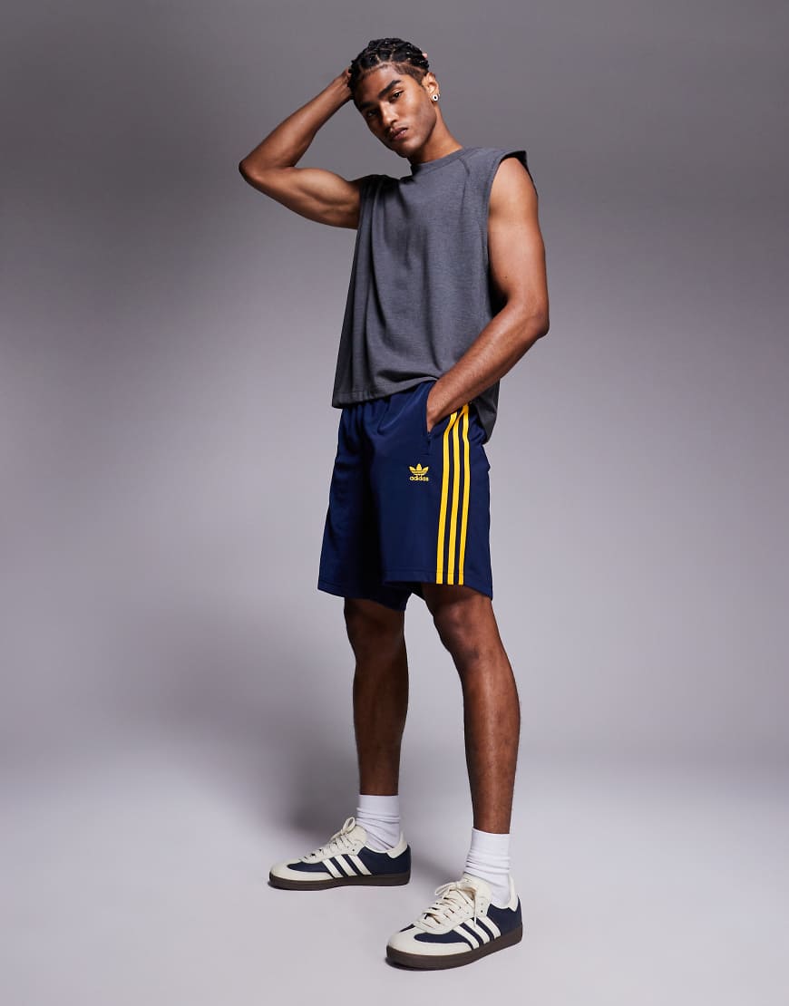 adidas Originals - Firebird - Shorts in Marineblau und Gelb adidas Originals - Firebird - Shorts in Marineblau und Gelb von adidas Originals