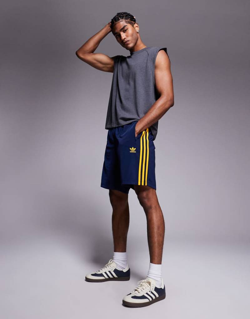 adidas Originals - Firebird - Shorts in Marineblau und Gelb von adidas Originals