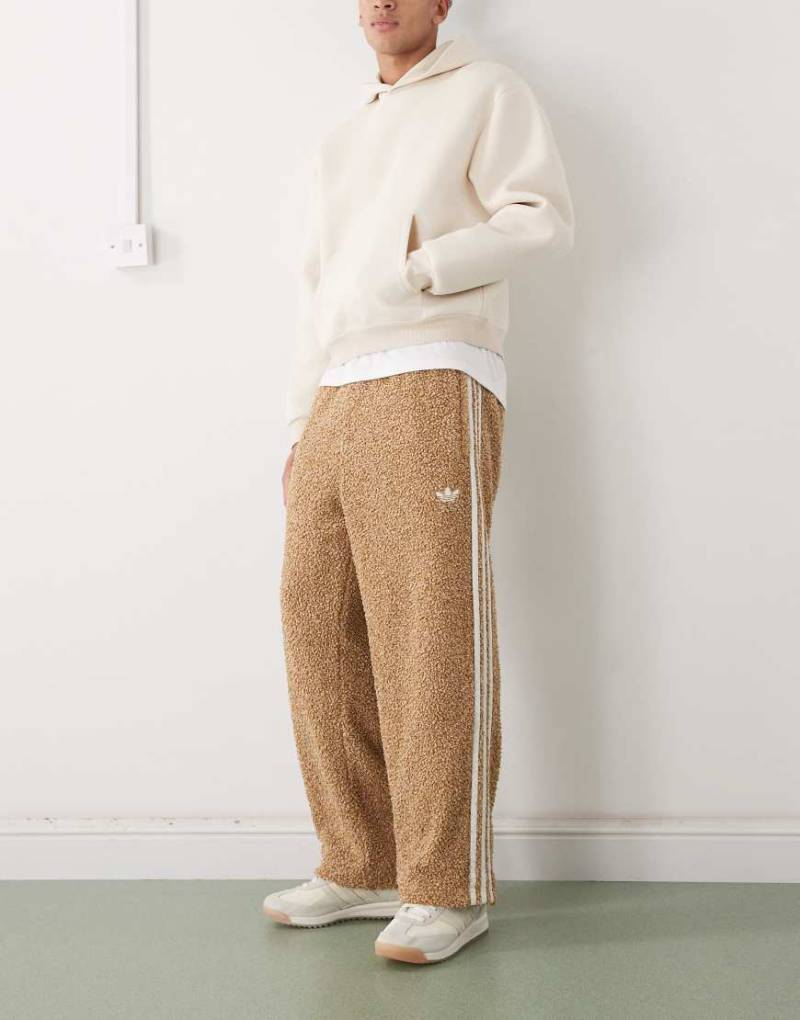 adidas Originals - Firebird - Trainingshose aus Bouclé in Braun-Brown von adidas Originals