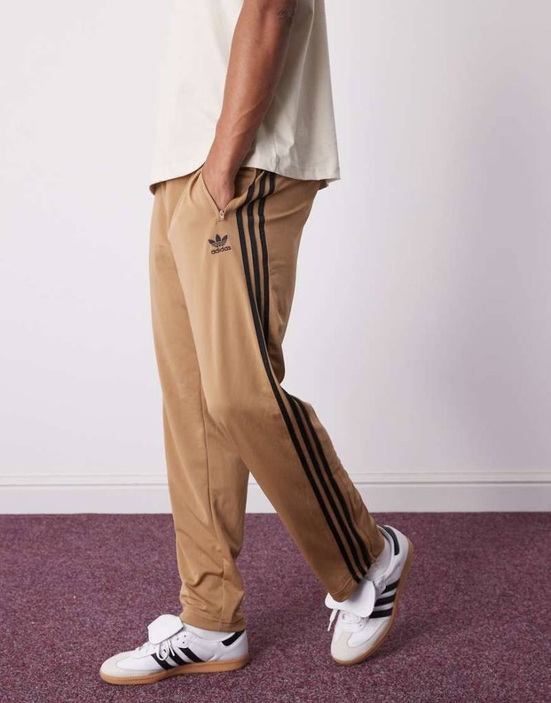 adidas Originals - Firebird - Trainingshose in Braun von adidas Originals