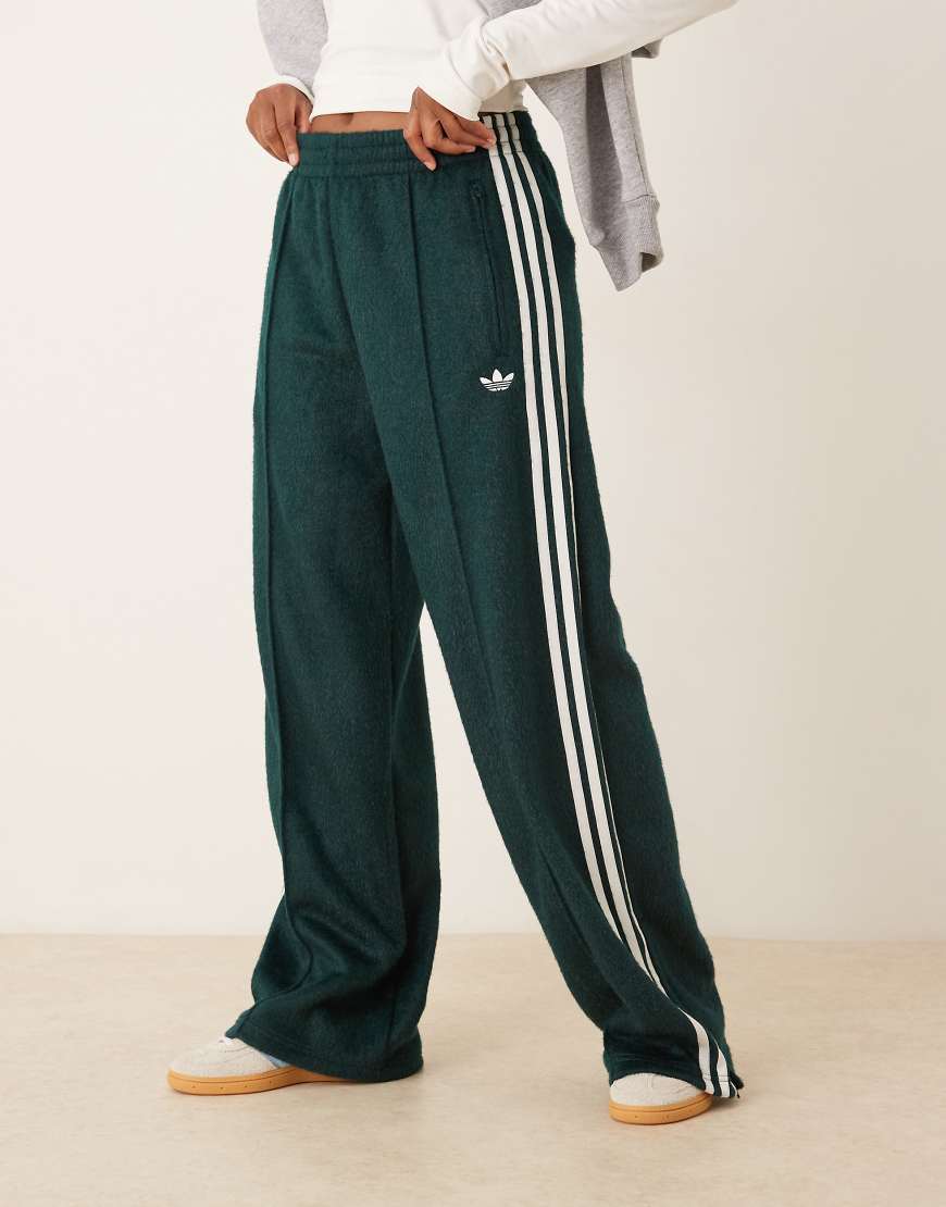adidas Originals - Firebird - Trainingshose in Grün in Mohair-Wolloptik adidas Originals - Firebird - Trainingshose in Grün in Mohair-Wolloptik von adidas Originals