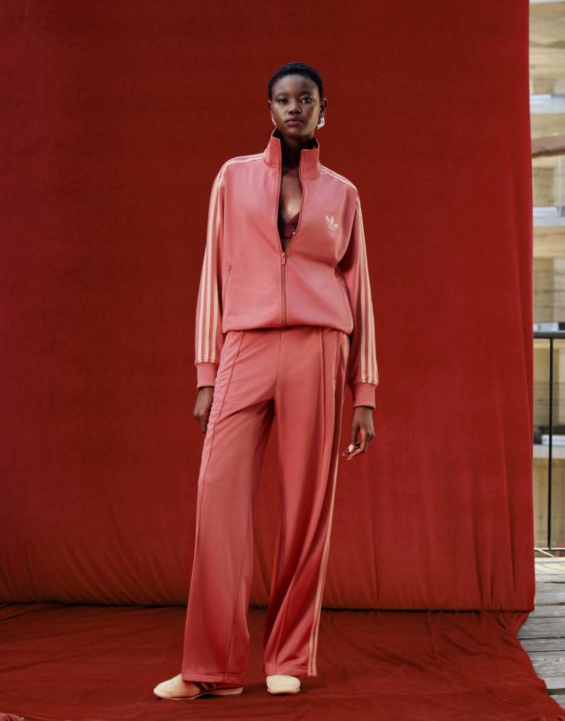 adidas Originals - Firebird - Locker geschnittene Trainingshose in Rosa, exklusiv bei ASOS-Rot von adidas Originals