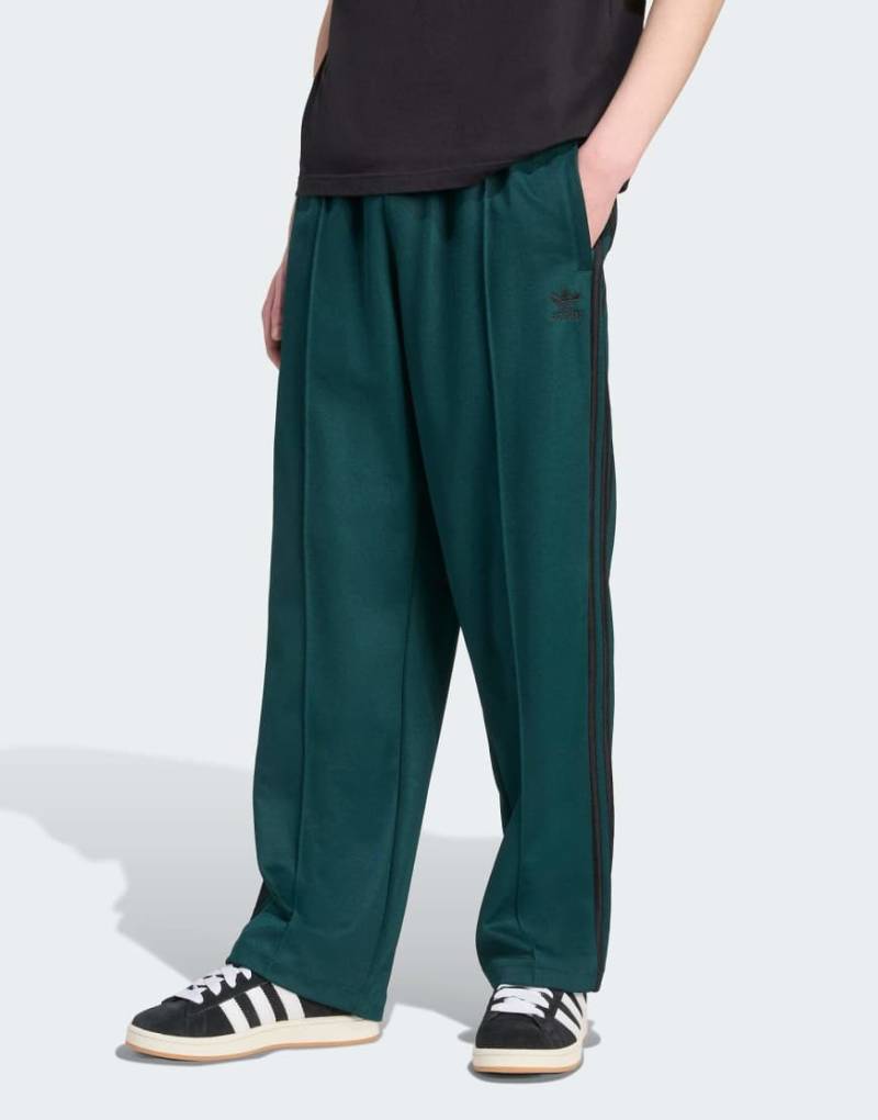 adidas Originals - Firebird - Weite Trainingshose in Grün und Schwarz von adidas Originals