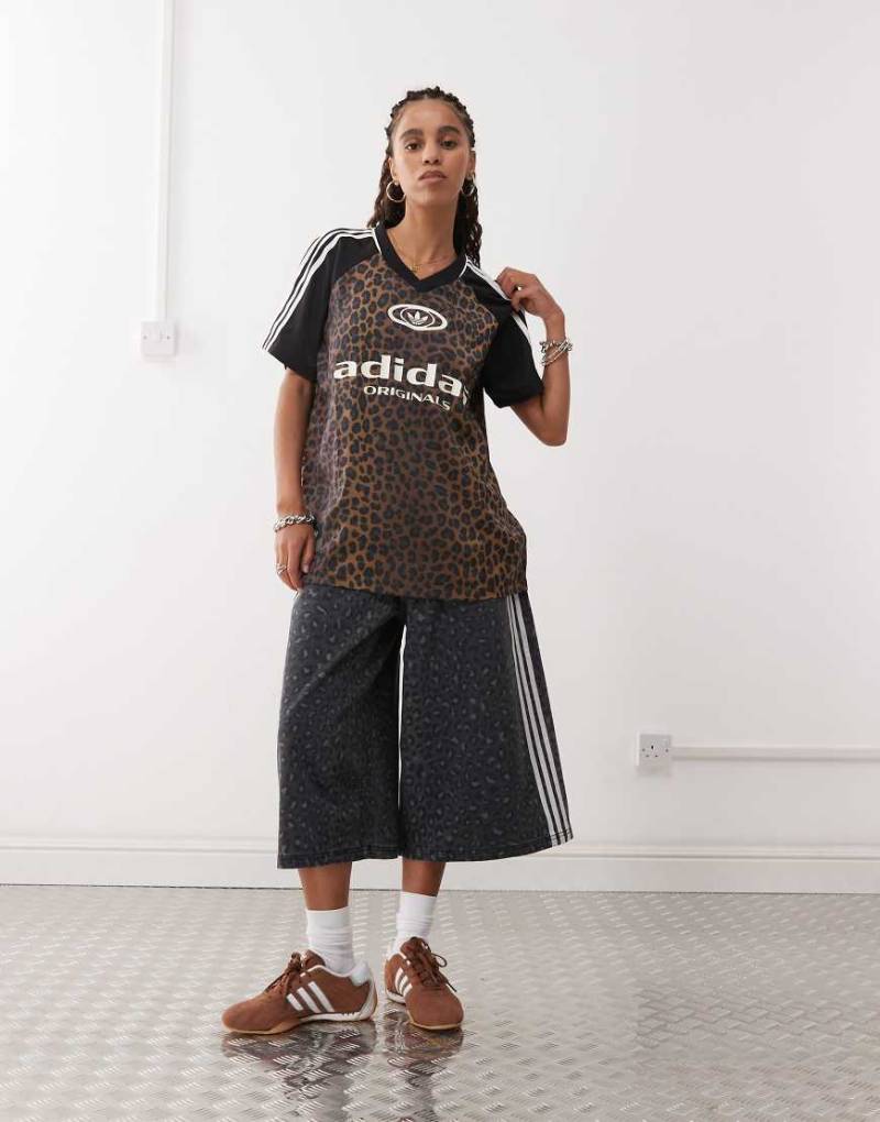 adidas Originals - Fußball-T-Shirt mit Leopardenmuster-Bunt von adidas Originals