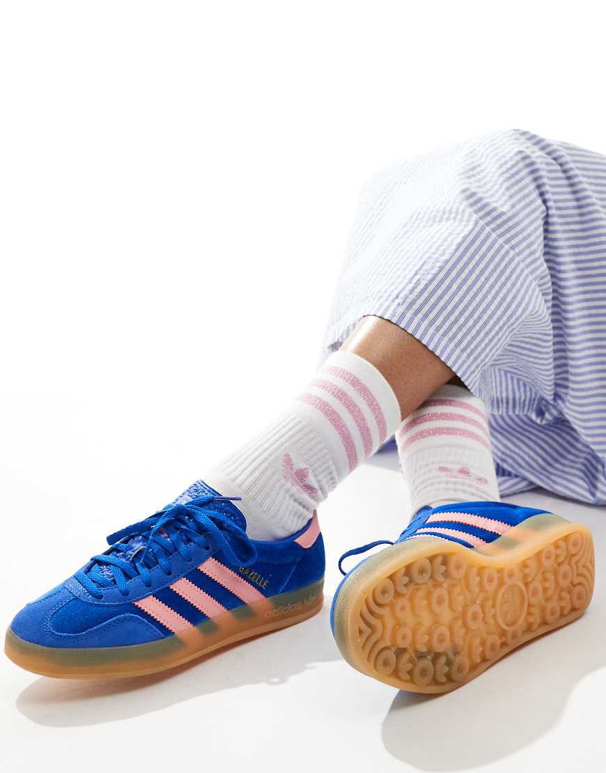 adidas Originals - Gazelle Indoor - Sneaker aus blauem und rosa Samt adidas Originals - Gazelle Indoor - Sneaker aus blauem und rosa Samt von adidas Originals