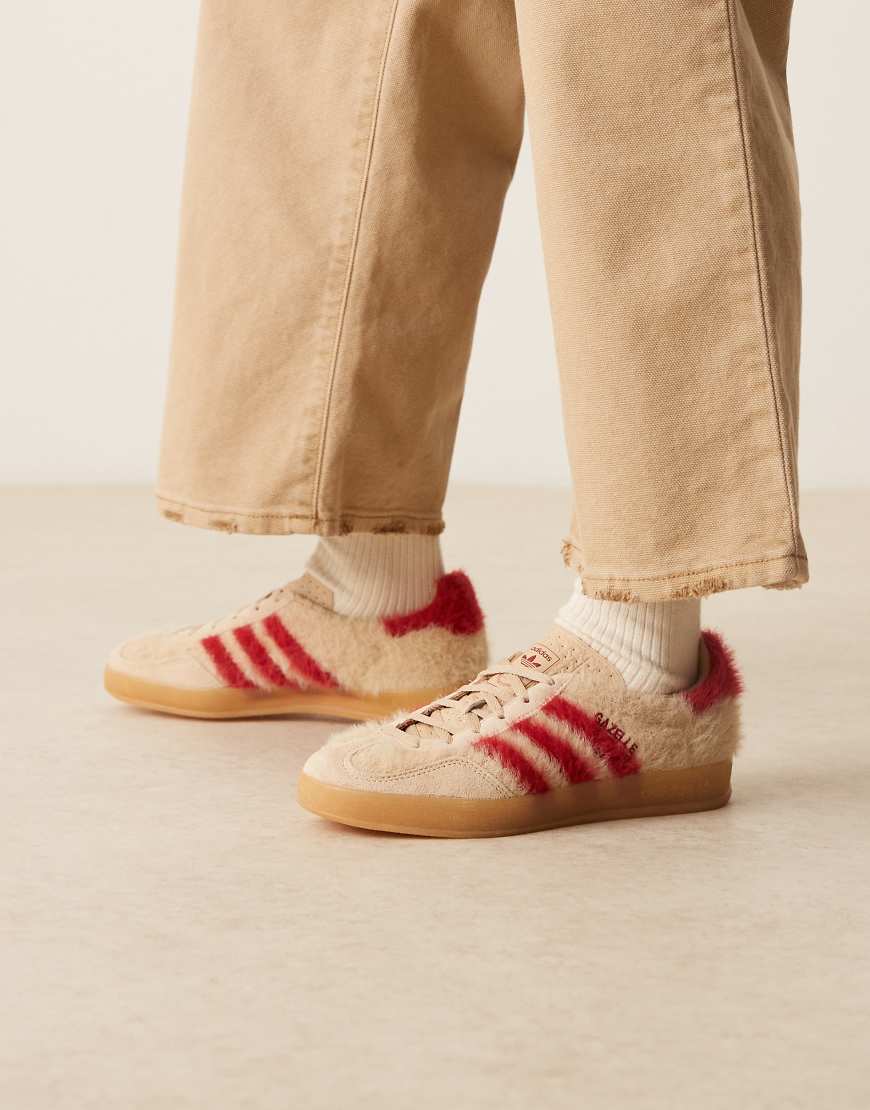 adidas Originals - Gazelle - Indoor-Sneaker in Beige und Rot mit flauschigem Finish-Weiß von adidas Originals