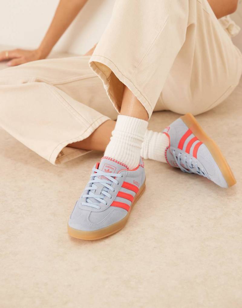 adidas Originals - Gazelle Indoor - Sneaker in Blau und Rot adidas Originals - Gazelle Indoor - Sneaker in Blau und Rot von adidas Originals