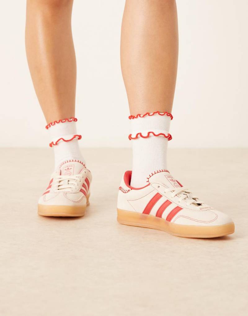 adidas Originals - Gazelle Indoor - Sneaker in Creme und Rot-Weiß von adidas Originals
