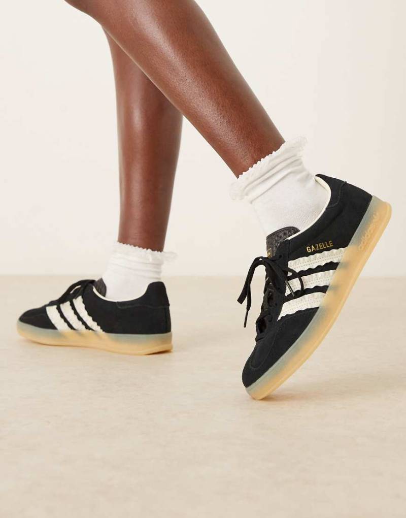 adidas Originals - Gazelle Indoor - Sneaker in Schwarz und Weiß mit Rüschen von adidas Originals