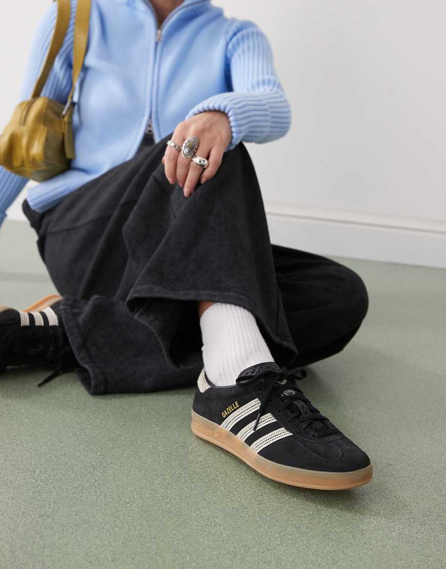 adidas Originals - Gazelle Indoor - Sneaker mit Häkeldesign in Schwarz und Cremeweiß adidas Originals - Gazelle Indoor - Sneaker mit Häkeldesign in Schwarz und Cremeweiß von adidas Originals