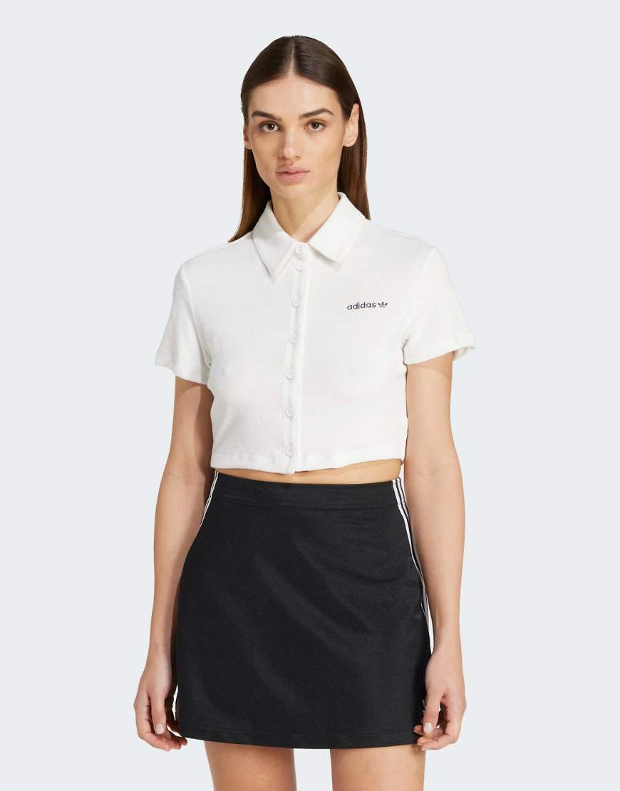 adidas Originals - Gestreiftes Frottee-T-Shirt in Wolkenweiß mit Knopfleiste von adidas Originals