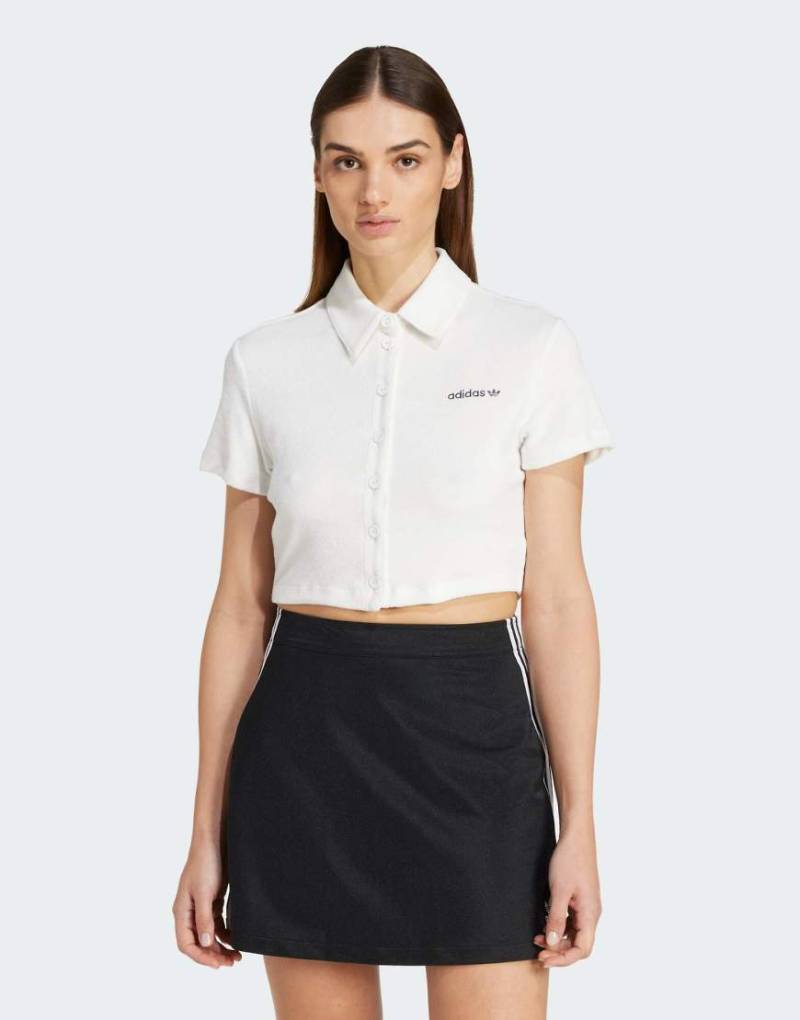 adidas Originals - Gestreiftes Frottee-T-Shirt in Wolkenweiß mit Knopfleiste von adidas Originals