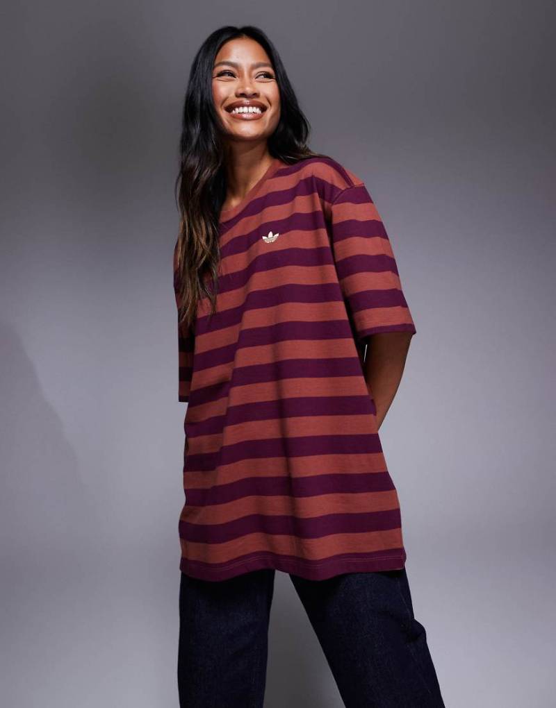 adidas Originals - Gestreiftes T-Shirt in Burgunderrot adidas Originals - Gestreiftes T-Shirt in Burgunderrot von adidas Originals