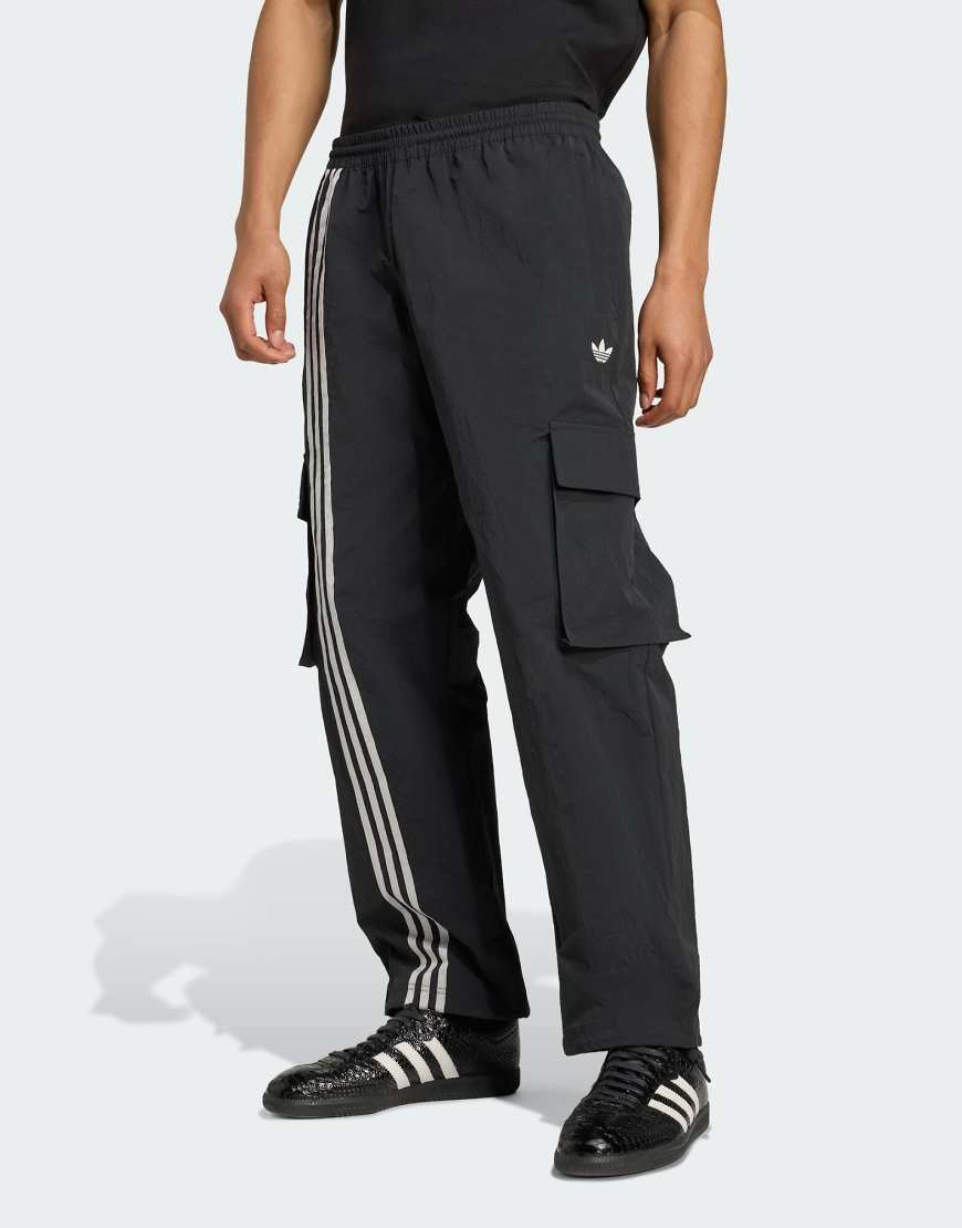 adidas Originals - Gewebte Cargohose in Schwarz mit Streifen vorne adidas Originals - Gewebte Cargohose in Schwarz mit Streifen vorne von adidas Originals
