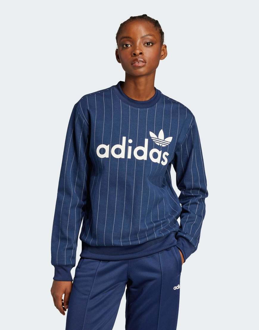 adidas Originals - Grafik-Sweatshirt in Blau mit Nadelstreifen adidas Originals - Grafik-Sweatshirt in Blau mit Nadelstreifen von adidas Originals