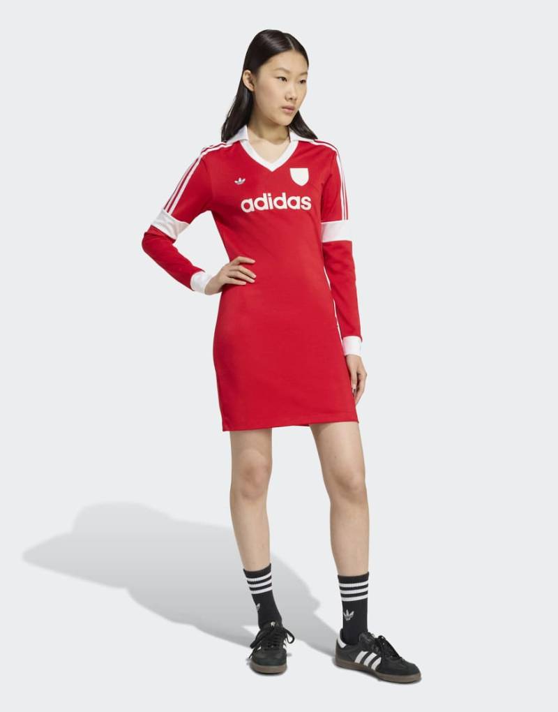 adidas Originals - Graphic - Trikot-Kleid im Fußball-Stil in Better Scarlet-Rot von adidas Originals