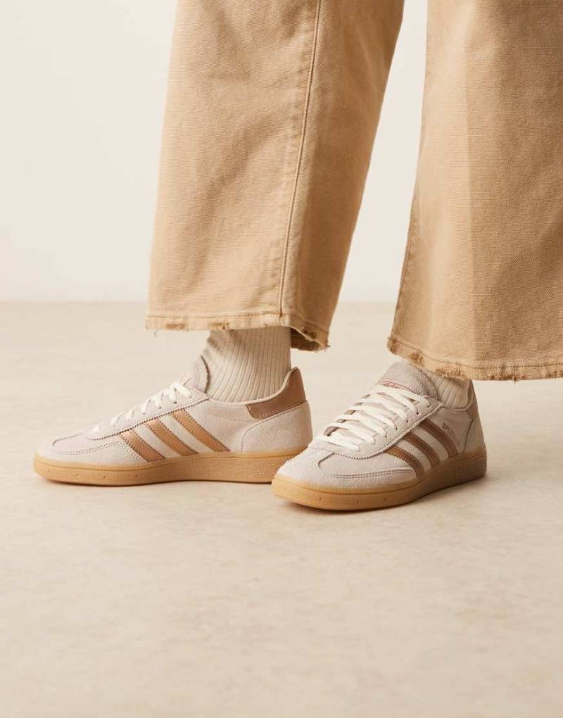 adidas Originals - Handball Spezial - Sneaker in Beige und Metallic-Bronze-Grau von adidas Originals