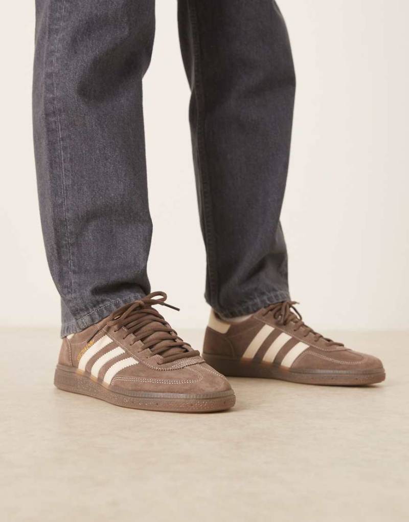 adidas Originals - Handball Spezial - Sneaker in Braun und Cremeweiß-Brown von adidas Originals