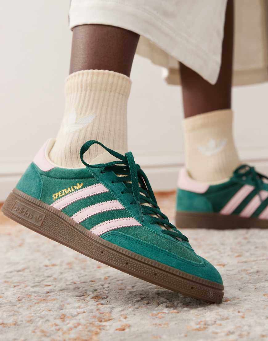 adidas Originals - Handball Spezial - Sneaker in Dunkelgrün und Rosa von adidas Originals