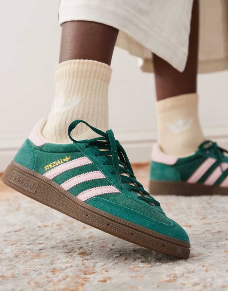 adidas Originals - Handball Spezial - Sneaker in Dunkelgrün und Rosa adidas Originals - Handball Spezial - Sneaker in Dunkelgrün und Rosa von adidas Originals