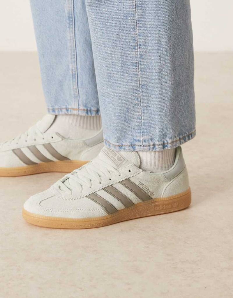 adidas Originals - Handball Spezial - Sneaker in Hellgrün und Grau mit Gummisohle adidas Originals - Handball Spezial - Sneaker in Hellgrün und Grau mit Gummisohle von adidas Originals