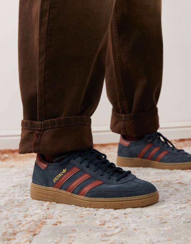 adidas Originals - Handball Spezial - Sneaker in Marineblau und Burgunderrot von adidas Originals