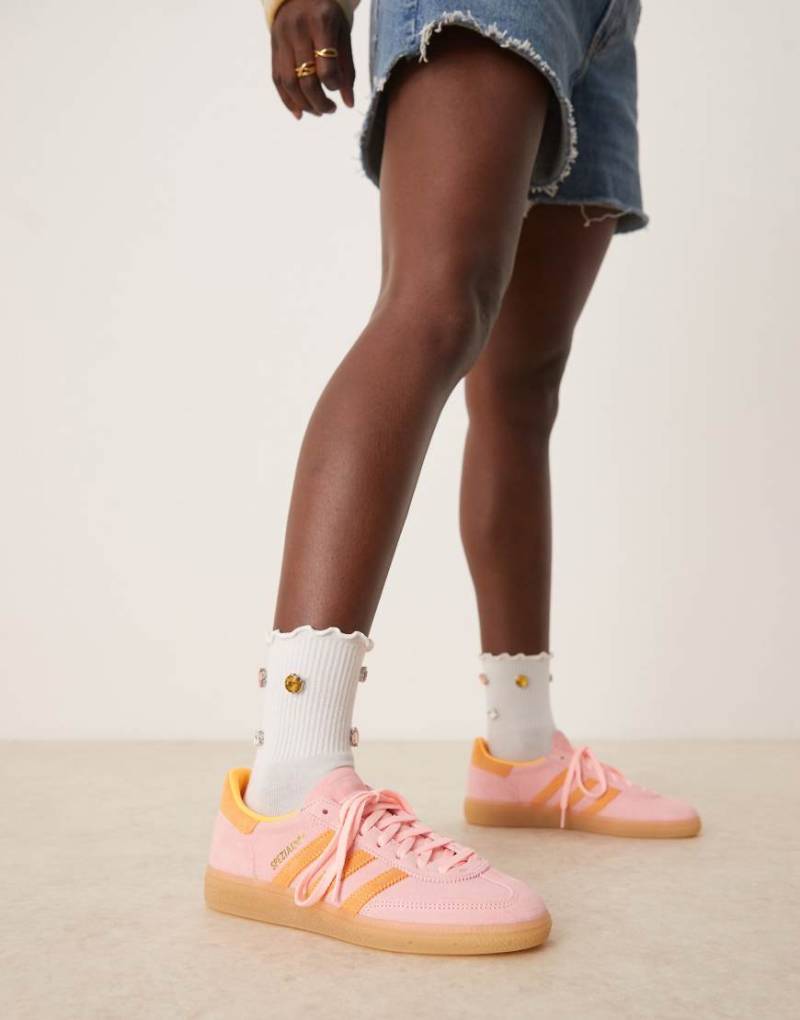 adidas Originals - Handball Spezial - Sneaker in Rosa und Orange mit Gummisohle adidas Originals - Handball Spezial - Sneaker in Rosa und Orange mit Gummisohle von adidas Originals