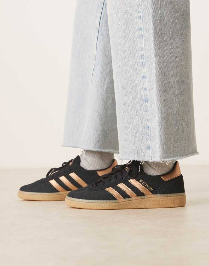 adidas Originals - Handball Spezial - Sneaker in Schwarz und Bronze von adidas Originals