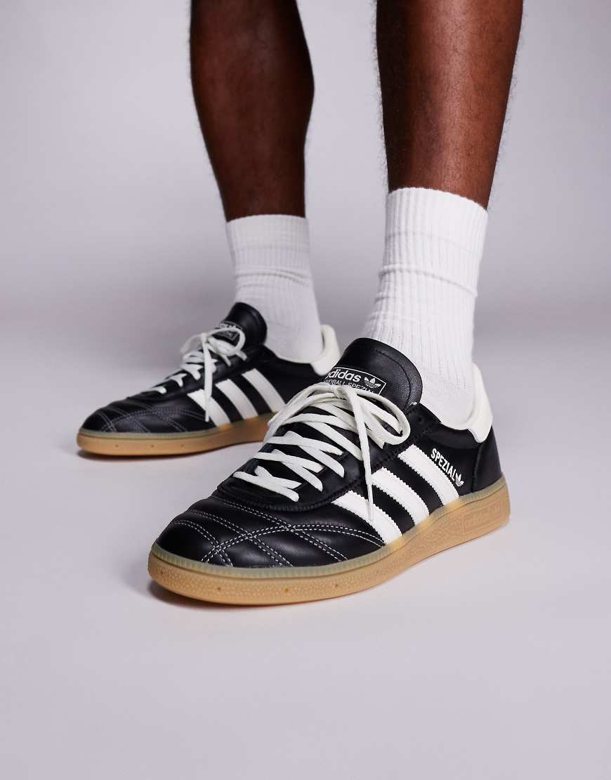 adidas Originals - Handball Spezial - Sneaker in Schwarz und Weiß mit Gummisohle und Ziernaht von adidas Originals