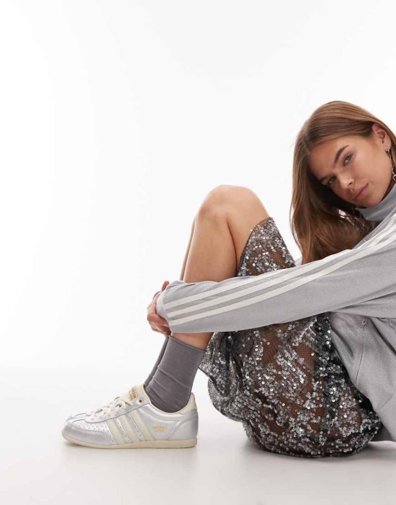 adidas Originals - Japan - Sneaker in Metallic-Silber - exklusiv bei ASOS adidas Originals - Japan - Sneaker in Metallic-Silber - exklusiv bei ASOS von adidas Originals