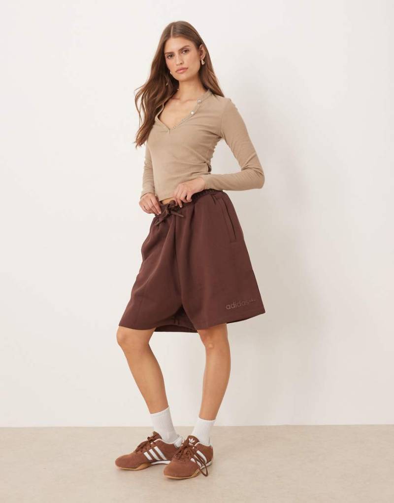 adidas Originals - Jersey-Shorts in Braun mit linearem Logo-Brown von adidas Originals