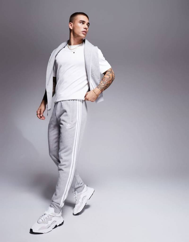 adidas Originals - Jogginghose in Grau mit 3 Streifen-Schwarz von adidas Originals