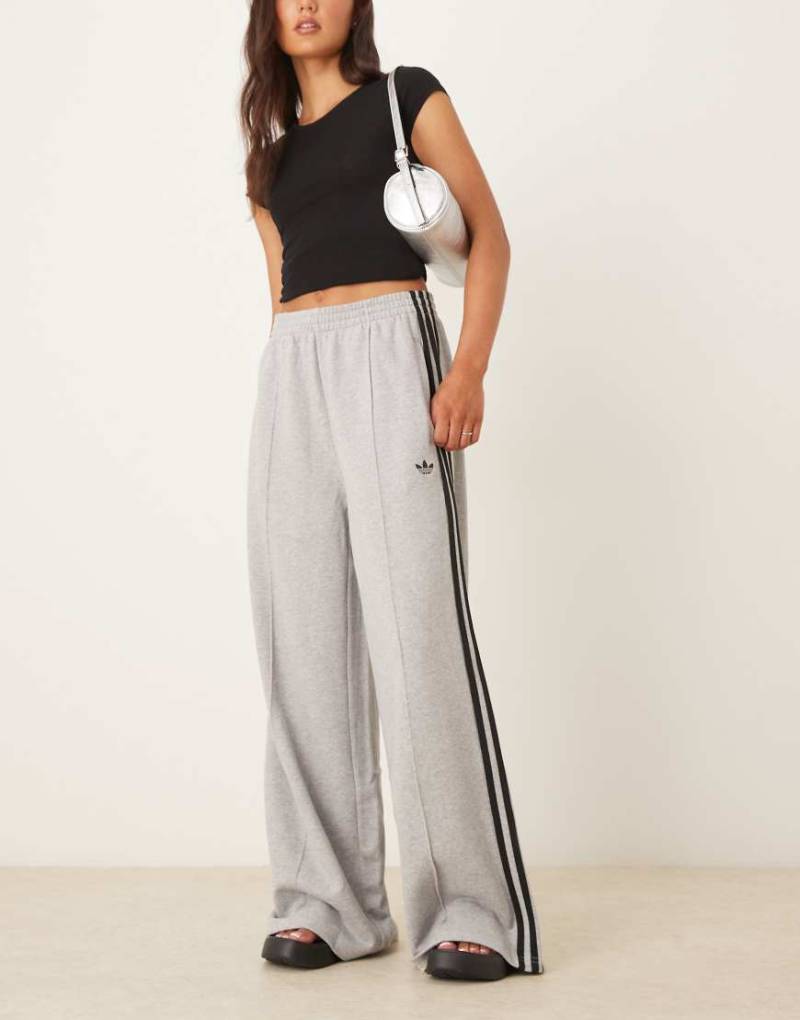 adidas Originals - Jogginghose in Grau mit weitem Bein von adidas Originals