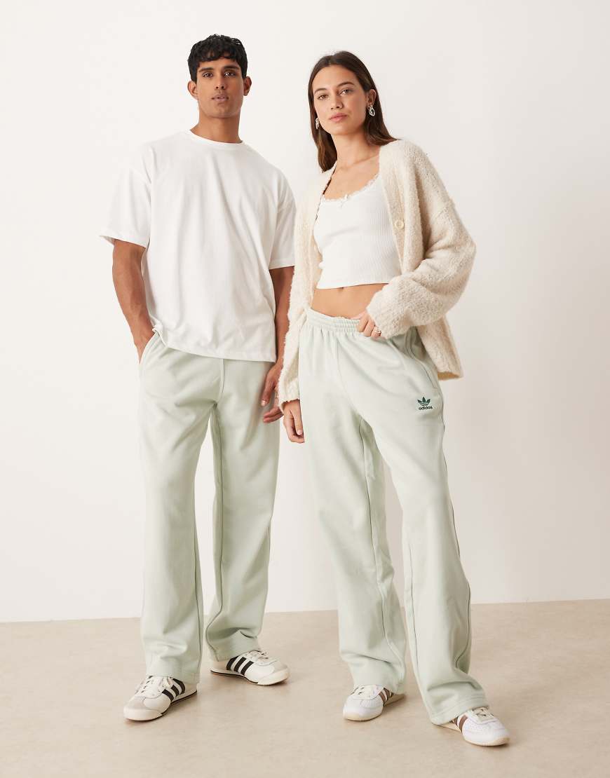 adidas Originals - Jogginghose in Salbeigrün mit offenem Saum von adidas Originals