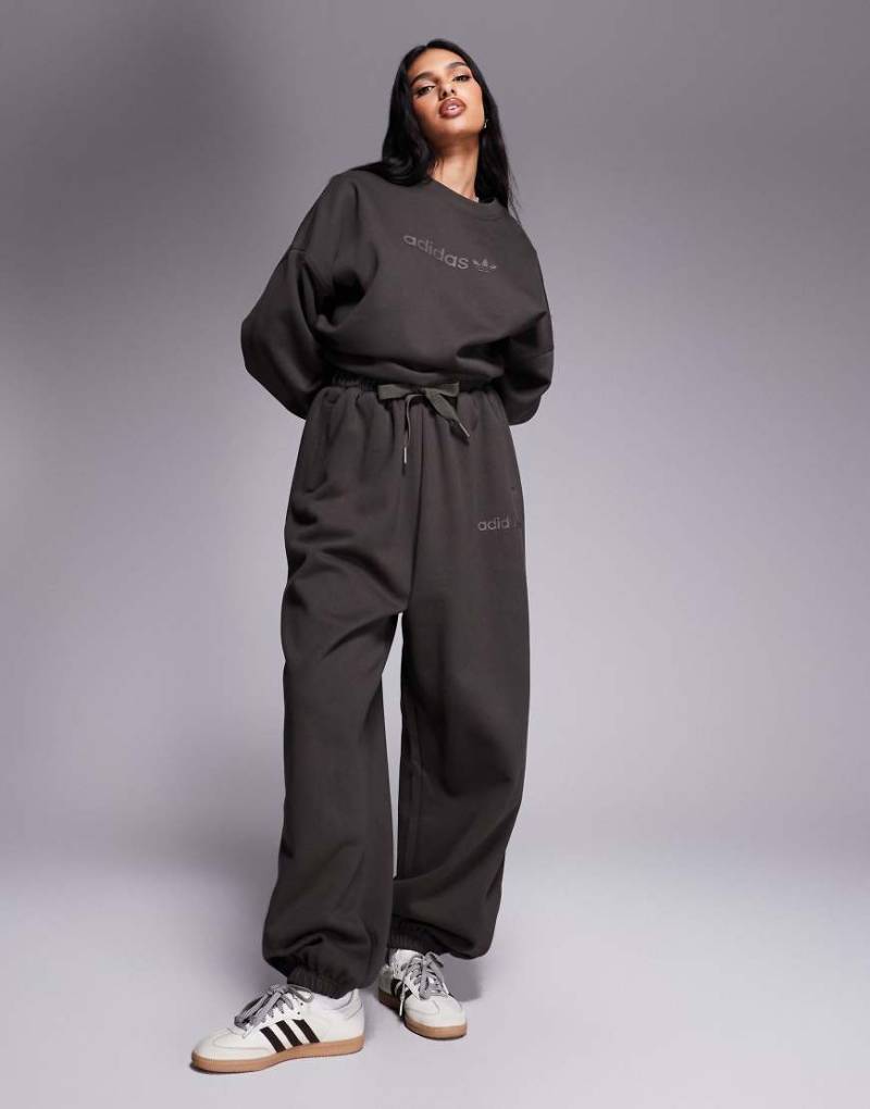 adidas Originals - Jogginghose in dunklem Khaki mit linearem Logo-Grün von adidas Originals