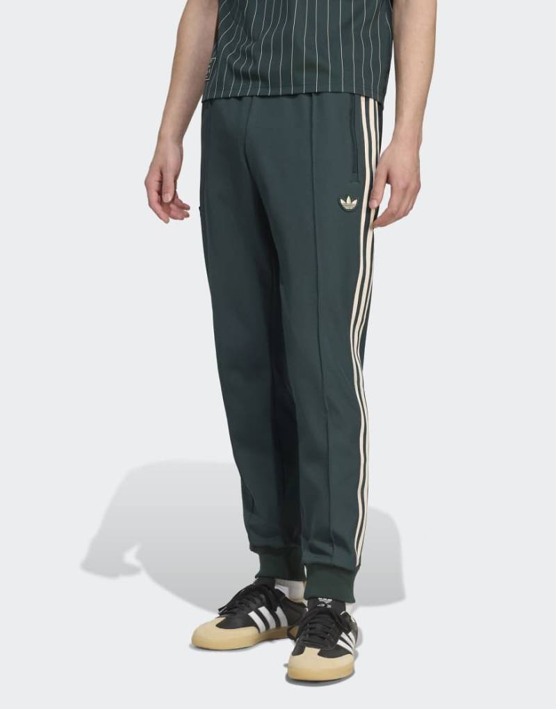 adidas Originals - Juventus Terrace Icons - Trainingshose in gedecktem Grün von adidas Originals