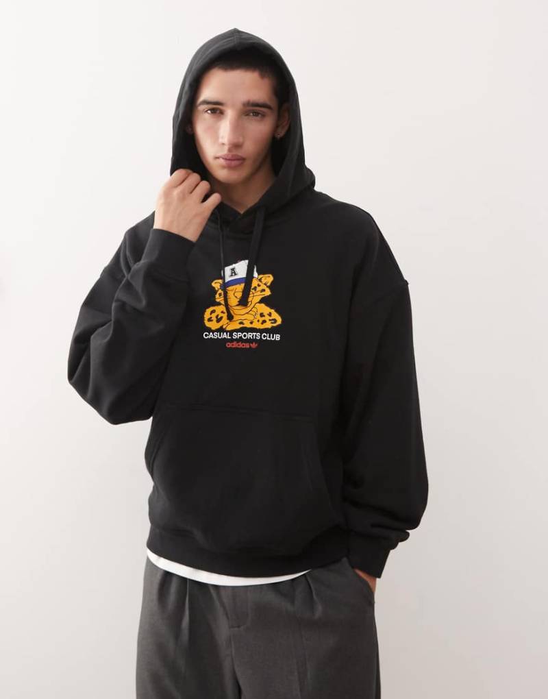 adidas Originals - Kapuzenpullover in Schwarz mit „Sports Club"-Gepard-Print adidas Originals - Kapuzenpullover in Schwarz mit „Sports Club"-Gepard-Print von adidas Originals