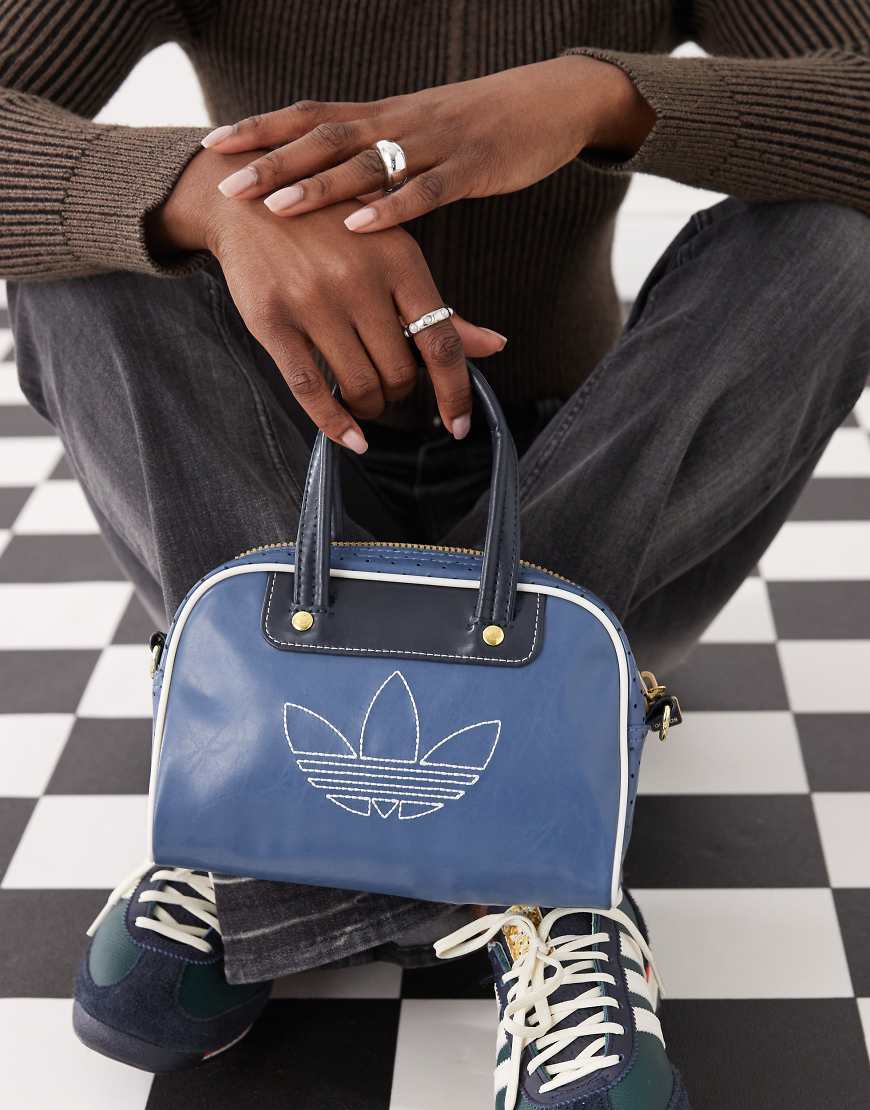 adidas Originals - Kleine Bowling-Tasche in Blau adidas Originals - Kleine Bowling-Tasche in Blau von adidas Originals
