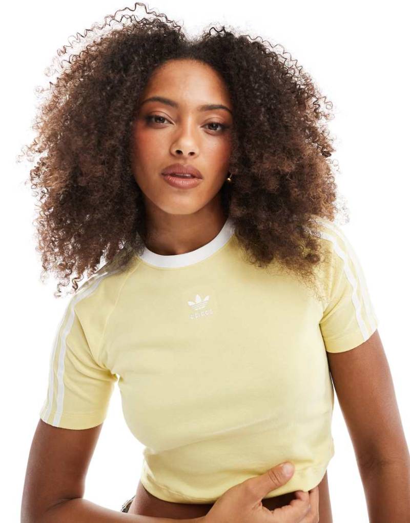 adidas Originals - Knapp geschnittenes T-Shirt in Pudergelb mit den drei STreifen von adidas Originals